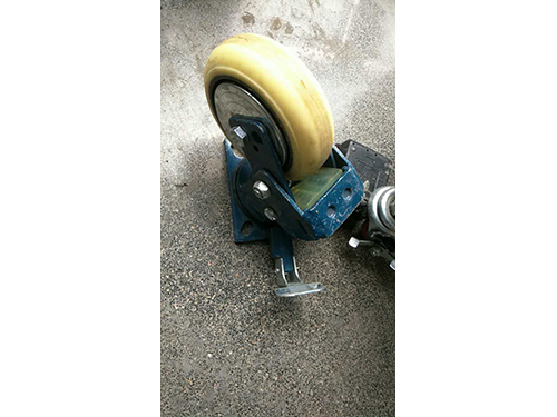 6寸重型減震腳(jiǎo)踏式定向鎖輪(lun)